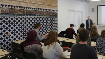 banner nimar marokkaans interieur collegezaal